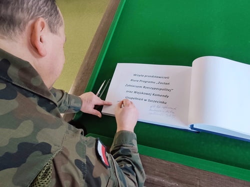 ppłk Zbigniew Urbaniak - Wojskowy Komendant Uzupełnień w Szczecinku - wpis do księgi pamiątkowej
