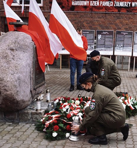 Złożenie kwiatów pod pominikem uczniowie klas mundurowych