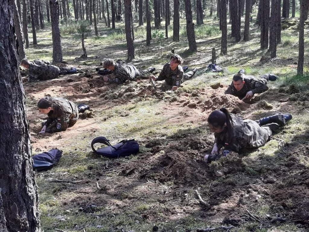 młodzież z klasy wojskowej podczas zajęć