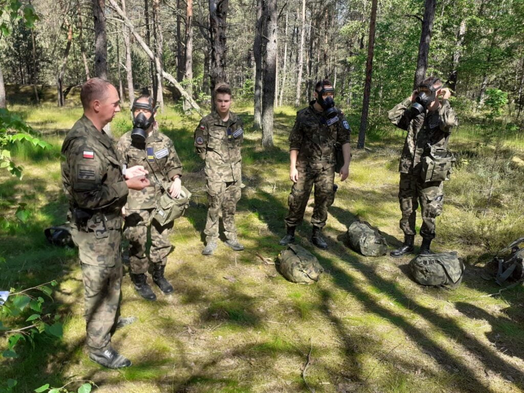 młodzież z klasy wojskowej podczas zajęć