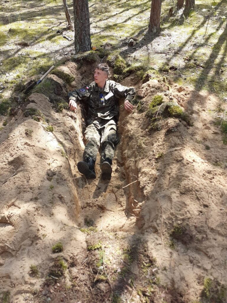 młodzież z klasy wojskowej podczas zajęć