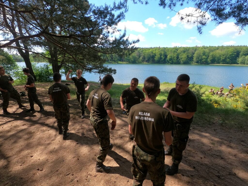 młodzież z klasy wojskowej podczas zajęć