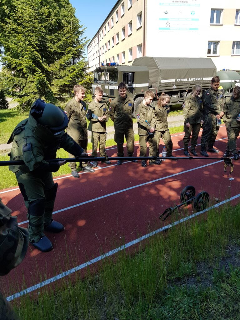 młodzież z klasy wojskowej podczas zajęć