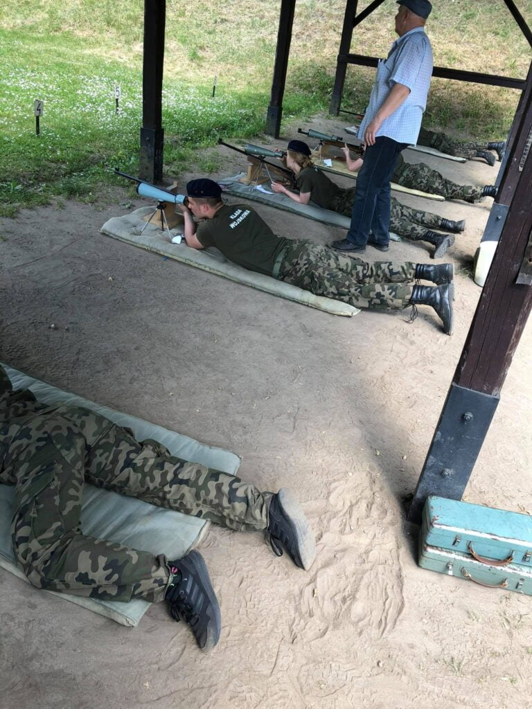 młodzież z klasy wojskowej podczas zajęć