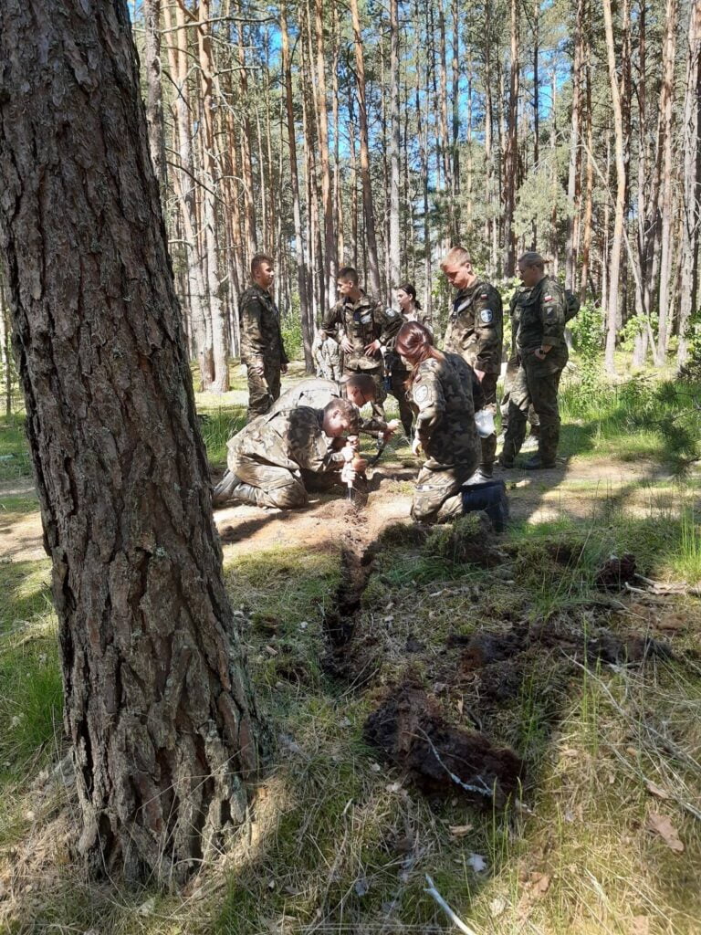 młodzież z klasy wojskowej podczas zajęć