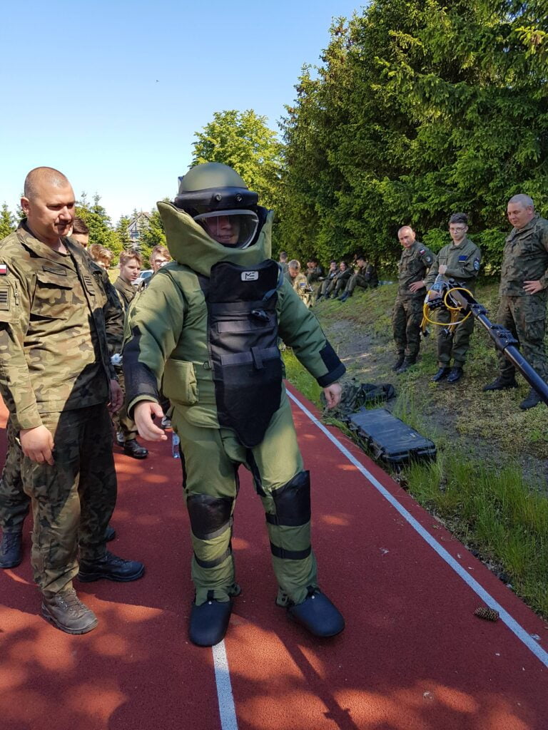 młodzież z klasy wojskowej podczas zajęć