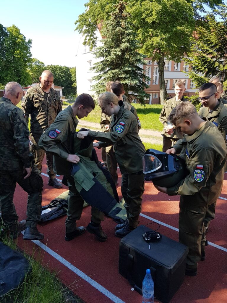 młodzież z klasy wojskowej podczas zajęć